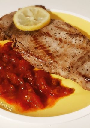 Une photo de Steak de thon accompagné d'une sauce tomate maison