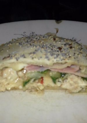 Una foto de Calzone de pollo delicioso con mix de semillas