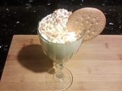 Una foto de licuado de fruta con leche de coco