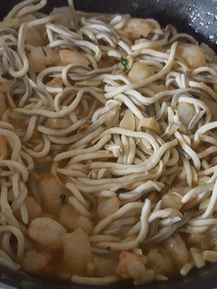 Una foto de Gulas con gambas a mi estilo