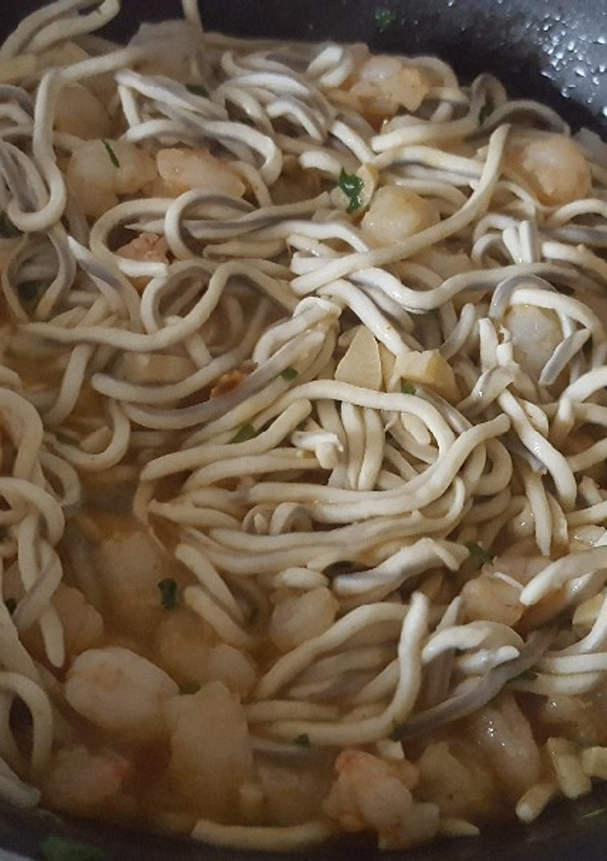 Una foto de Gulas con gambas a mi estilo