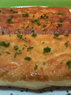 Una foto de Rollitos de masa filo con gambas y alioli