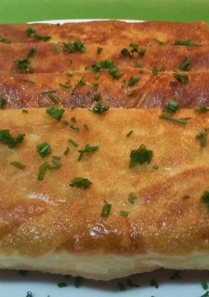 Una foto de Rollitos de masa filo con gambas y alioli