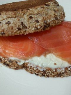 Una foto de Tostadas de salmón ahumado y crema de quesos