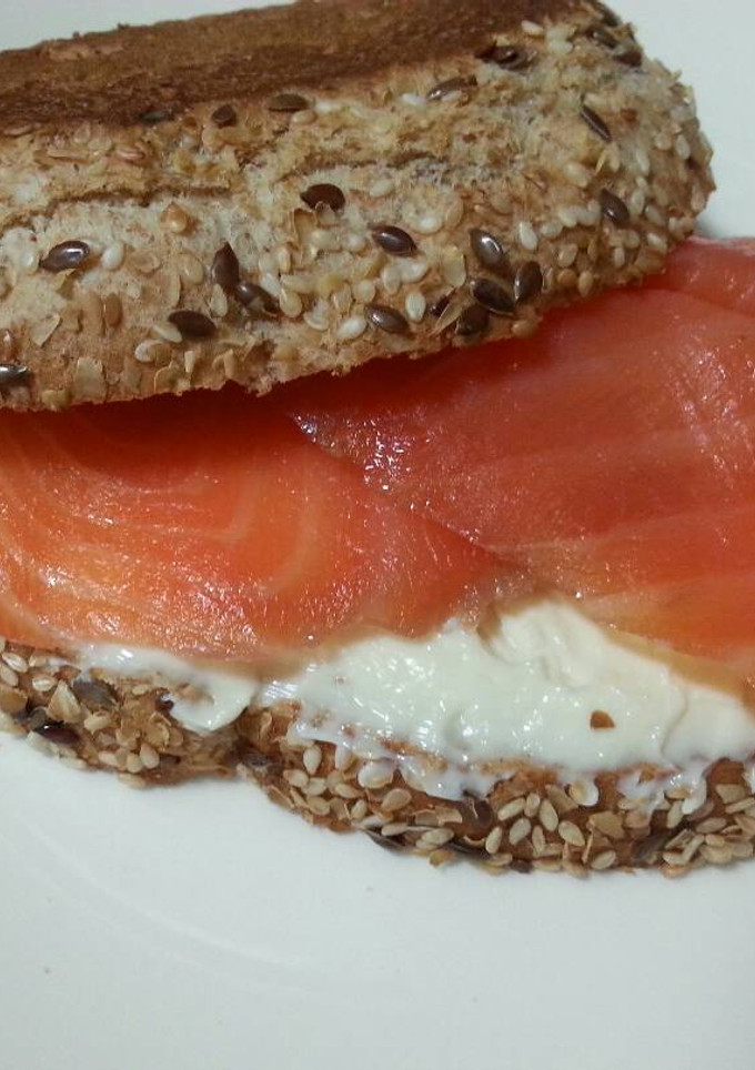 Una foto de Tostadas de salmón ahumado y crema de quesos