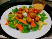 Una foto de ensalada con fresa y manzana