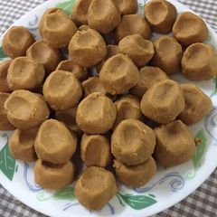 A picture of Besan Laadu.