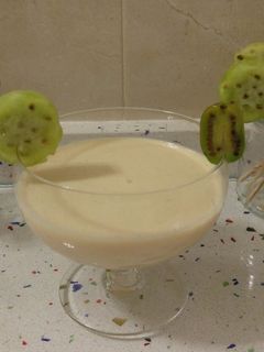 Una foto de Smoothie de frutas con piruletas de higo chumbo y kiwis berry