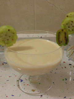 Una foto de Smoothie de frutas con piruletas de higo chumbo y kiwis berry