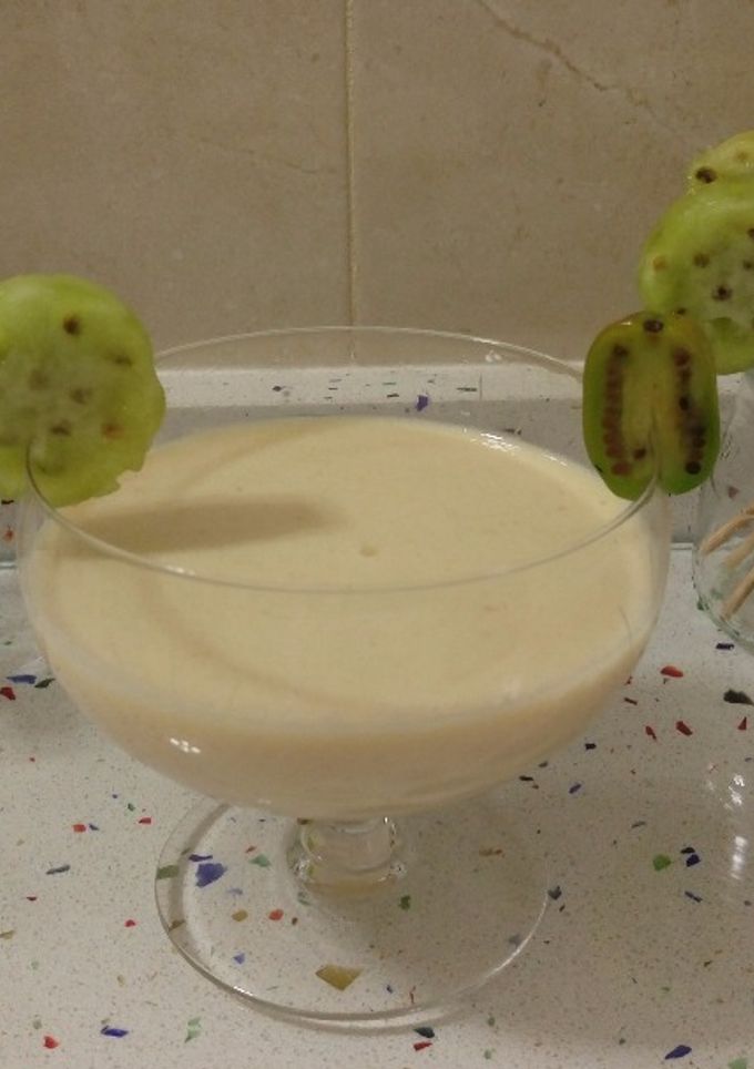 Una foto de Smoothie de frutas con piruletas de higo chumbo y kiwis berry