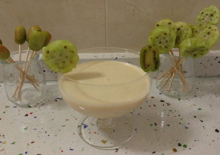Smoothie de frutas con piruletas de higo chumbo y kiwis berry