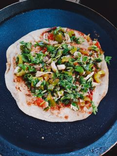 रोटी पिज़्ज़ा(roti pizza recipe in hindi) रेसिपी मुख्य फोटो