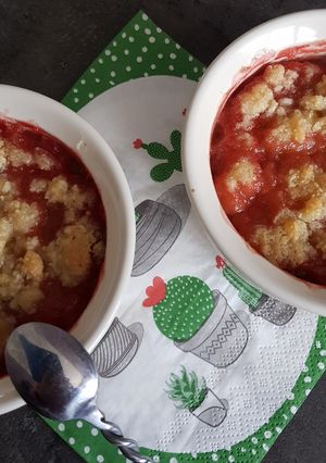 Une photo de Crumble fraises rhubarbe