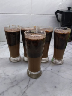 Una foto de Copitas de mousse de chocolate y de dulce de leche