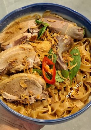Hình của món Bánh Đa Đỏ Trộn Thịt Vịt.