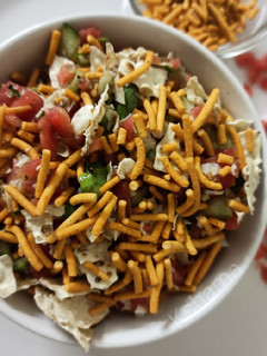 પાપડ સલાડ (Papad Salad Recipe In Gujarati) રેસીપી મુખ્ય ફોટો