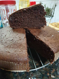 Una foto de Bizcochuelo de chocolate húmedo y esponjoso