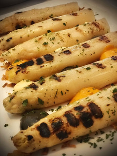Una foto de Espárragos blancos a la plancha a las tres salsas