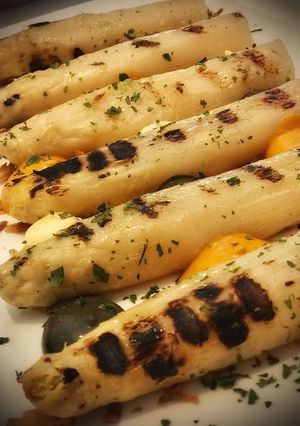 Una foto de Espárragos blancos a la plancha a las tres salsas