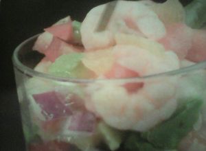 Una foto de Ensalada de camarones con salsa mil islas