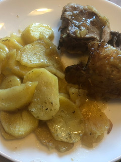 Una foto de Pierna de cordero al horno con patatas panadera