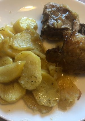 Una foto de Pierna de cordero al horno con patatas panadera