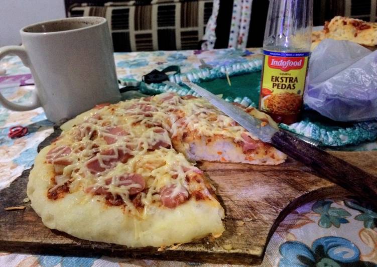 Langkah Mudah untuk Membuat Pizza teflon uempuk with bumbu nasi goreng yang Enak