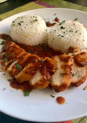 Omlós, fűszeres csirkemell pikáns szószban recept fotója