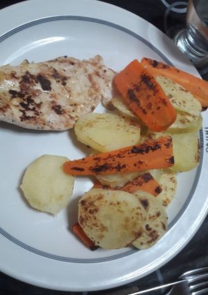 Una foto de Bife de pollo con papas y zanahorias