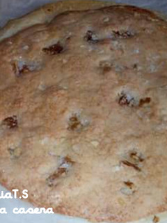 Una foto de Torta de almendras con pasas y nueces