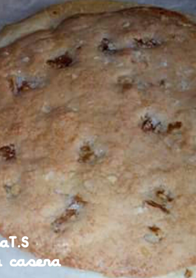 Una foto de Torta de almendras con pasas  y nueces
