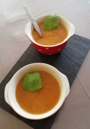 Une photo de Gaspacho pêches, prunes et menthe