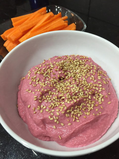 Una foto de Hummus de remolacha