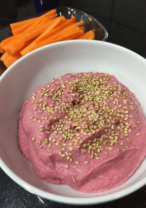 Una foto de Hummus de remolacha