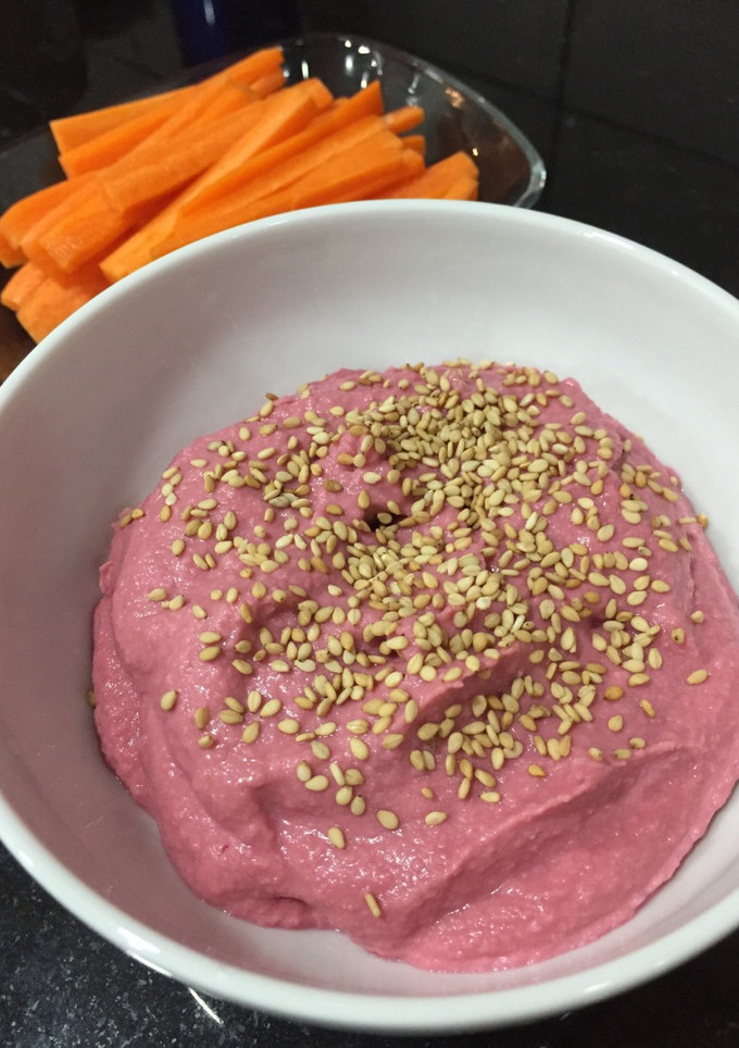 Una foto de Hummus de remolacha