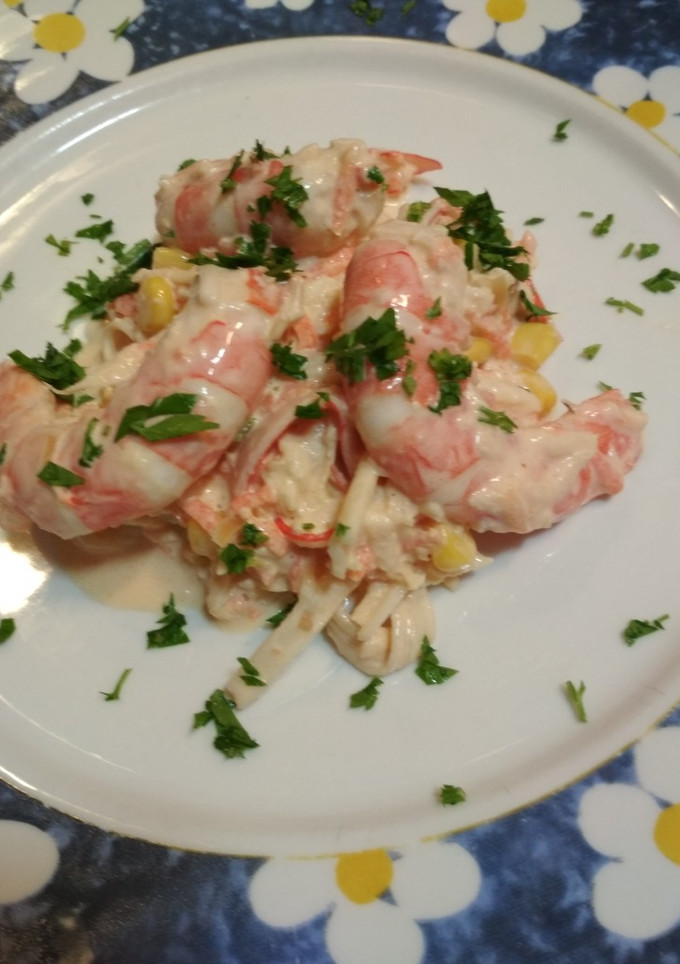Una foto de Ensalada de langostinos con manzana y zanahoria