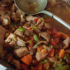 Una foto de Mi chop suey de pollo y cerdo