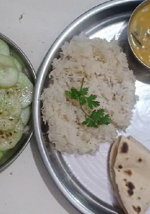 अरहर दाल,चावल, कढी, रोटी, खीरा रेसिपी मुख्य फोटो