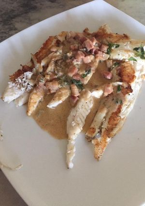 Una foto de Lenguado a la crema de panceta y roquefort