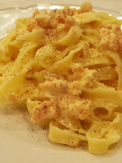 Una foto de Fideos con salmón