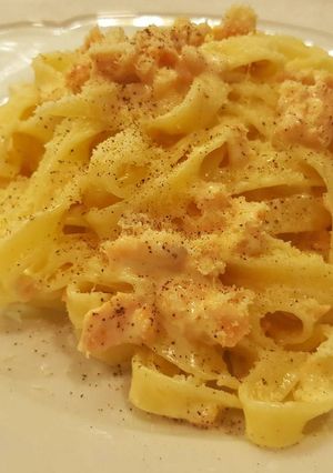 Una foto de Fideos con salmón