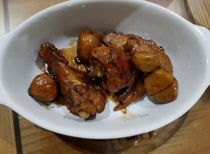 Hình của món Gà om hạt dẻ.