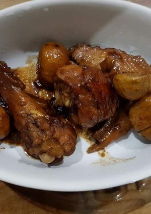 Hình của món Gà om hạt dẻ.