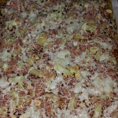 A picture of Hawaiian Pizza.