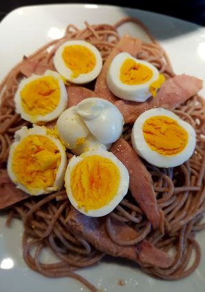 Una foto de Espaguetis de espelta con ventresca y huevo cocido