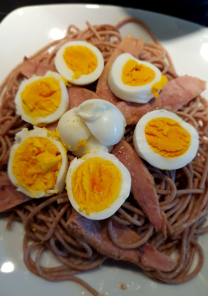 Una foto de Espaguetis de espelta con ventresca y huevo cocido