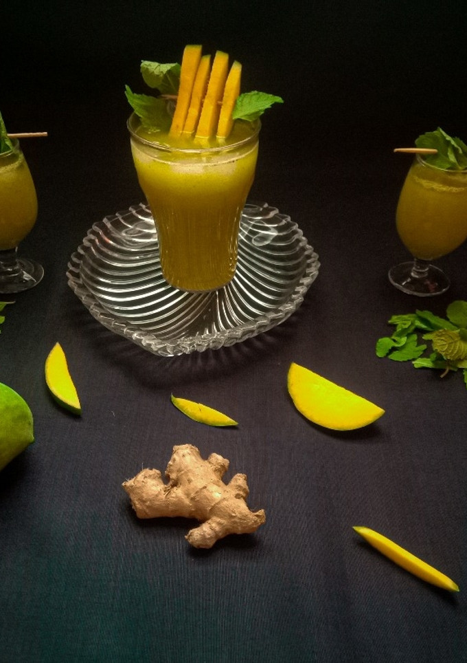 આમ પન્ના (કાચી કેરીનું શરબત) (Raw mango squash Recipe in gujarati) રેસીપી મુખ્ય ફોટો