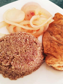 Una foto de Quinua al olivo con pollo y cebolla endulzada