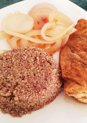 Una foto de Quinua al olivo con pollo y cebolla endulzada