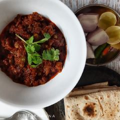 A picture of Achaari Keema Matar (mutton).